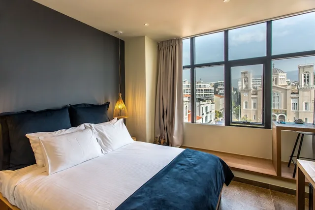 Junior Suite, Queen Bed, Metropolis View، Ciel Living Athens 3/4