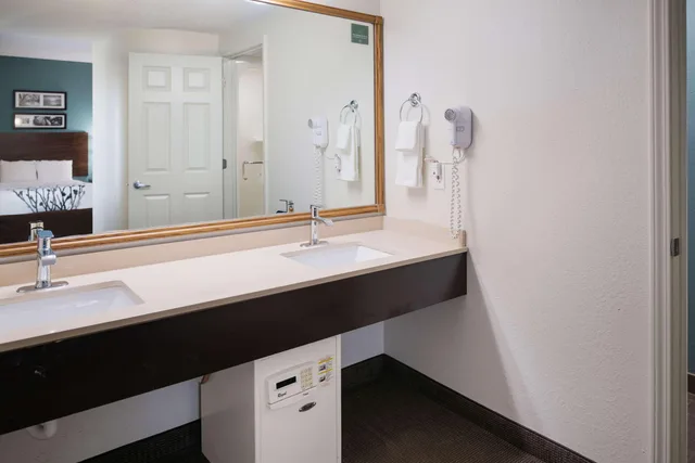 غرفة بسرير كينج مع أريكة، Sleep Inn & Suites Port Clinton 3/4