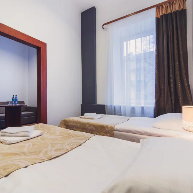 جناح، Hotel Chmielna 1/7