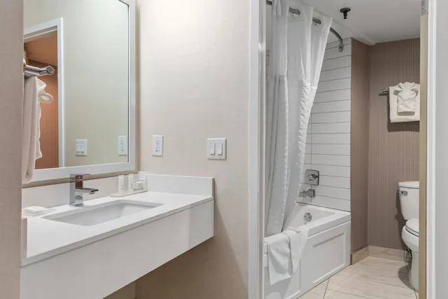 غرفة قياسية بسرير كوين، Radisson Hotel & Conference Centre West Edmonton, AB 5/6