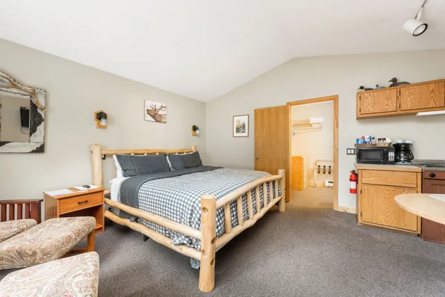 استوديو تنفيذي بسرير كينج، 4 Seasons Inn on Fall River 1/2