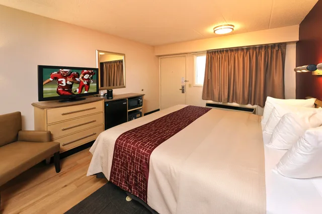 غرفة سوبيريور بسرير كينج لذوي الإعاقة، Red Roof Inn Louisville East - Hurstbourne 1/3