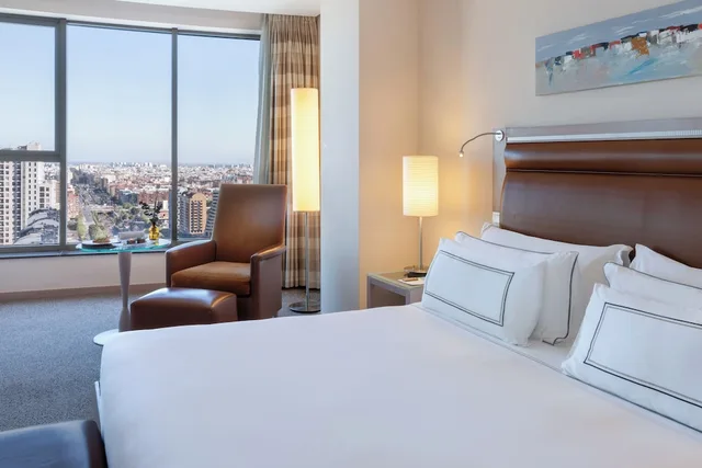جناح جونيور بسرير كوين مع أريكة، Melia Valencia Palacio de Congresos Formely Hilton Valencia 4/10