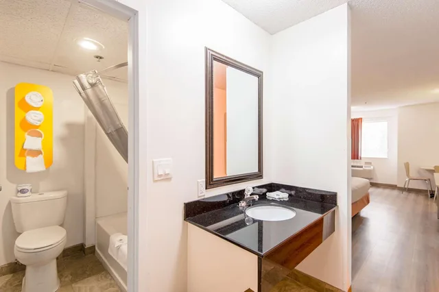 2 Queen Beds - Mobility Accessible Tub Nsmk، Motel6 Lawrence, KS 8/9