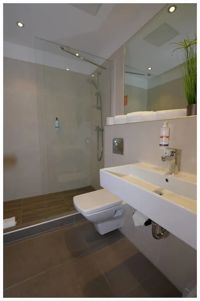 غرفة عائلية بسريرين منفصلين، Motel Plus Berlin 4/4