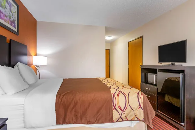 غرفة بسرير كوين لذوي الإعاقة، Rodeway Inn Coopersville, MI 1/4