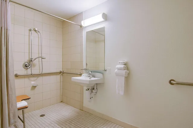 1 Full Bed ADA/Tub/Micfridge، Motel6 Tacoma, WA - Fife 4/4