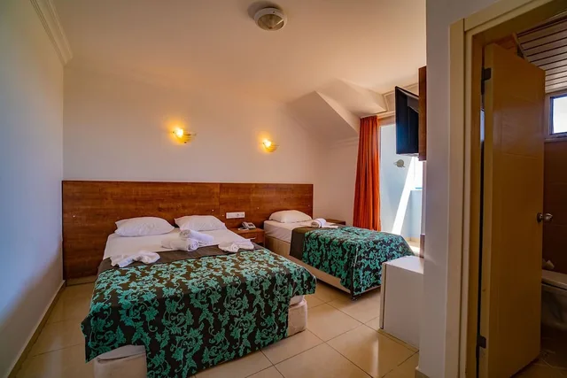 غرفة قياسية بسرير كوين وسرير فردي بإطلالة على البحر، Prenses Sealine Beach Hotel 2/4