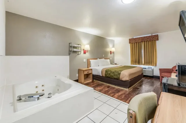 جناح بسرير كينج، Econo Lodge Truman Inn 3/6