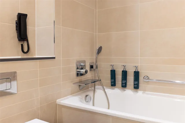 Deluxe, Family, King Bed, Hilton At St Georges Park Burton upon Trent 4/6