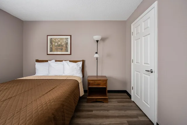 جناح بسرير كوين، Affordable Suites 1/5