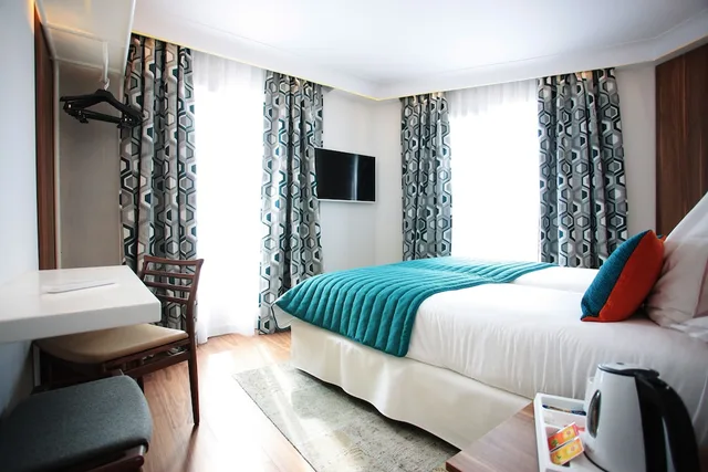 غرفة بريستيج، Hotel Eiffel Turenne 2/4
