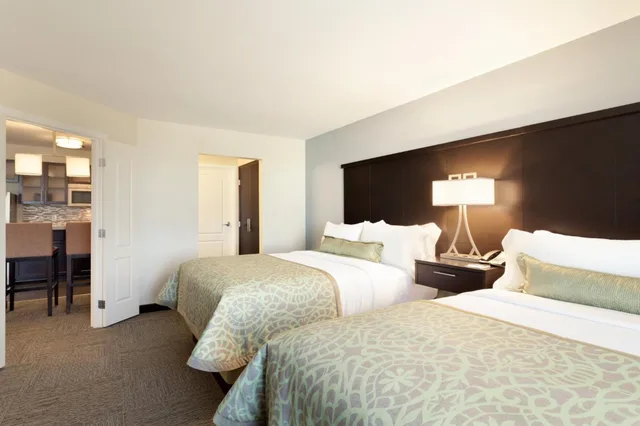 جناح بغرفتي نوم لذوي الإعاقة، Staybridge Suites MIDLAND 1/5