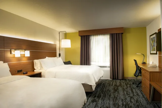 غرفة بسريرين كوين لذوي الإعاقة، Holiday Inn Express Hotel & Suites Wausau 1/2