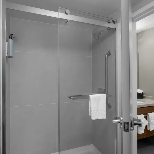 Room, King Bed, Sofa, Bathtub, Accessible, Courtyard by Marriott Charlotte Airport North 7/8