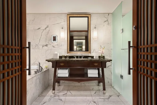Suite, Shangri-La Toronto 2/2