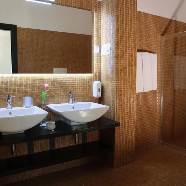 جناح، Hotel Admeto 2/2