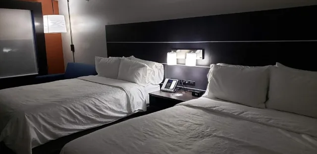 جناح بسرير كوين، Holiday Inn Express and Suites Bensenville OHare 2/4
