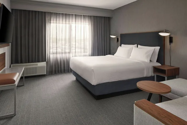 جناح بسرير كينج مع أريكة، Courtyard by Marriott Hamilton 4/4