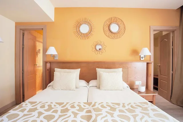 Room, Twin Beds, Murphy Bed, Balcony، Ona Palmira Paguera 5/9