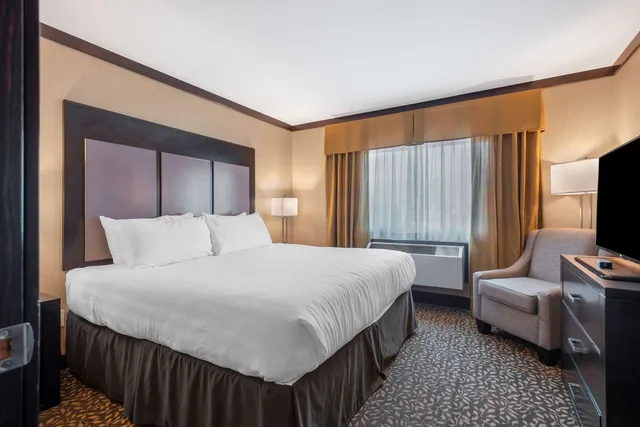 جناح بسرير كينج مع أريكة بمطبخ صغير، Best Western Plus Fernie Mountain Lodge 2/3