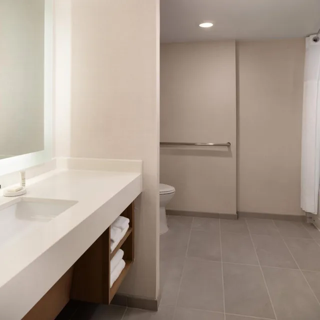 غرفة بسرير كينج بحوض استحمام لذوي الإعاقة، Marriott Long Beach Downtown 3/3