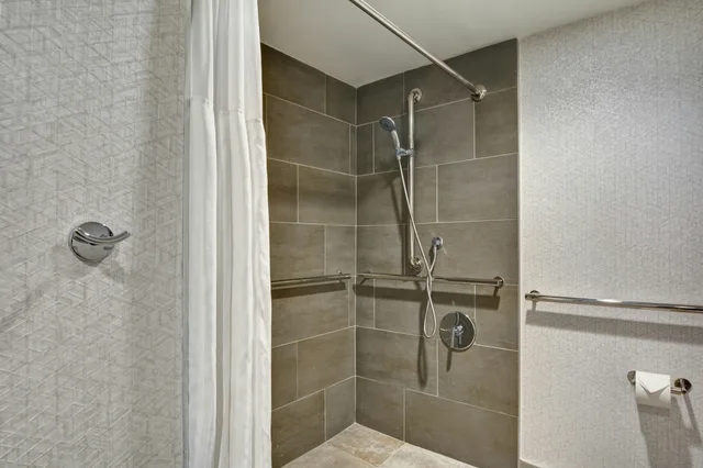 جناح ركني بسرير كينج لذوي الإعاقة، Embassy Suites by Hilton Minneapolis Airport 1/1