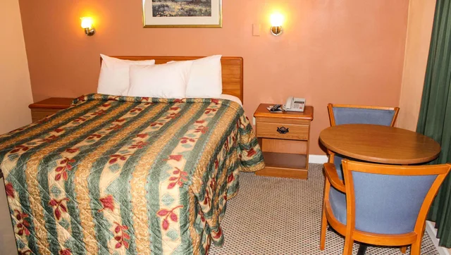Room, King Bed, Budget Inn of Lynchburg and Bedford 2/2