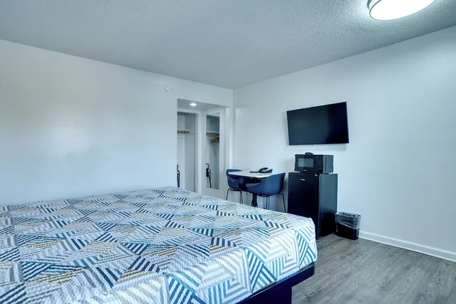 غرفة قياسية بسرير كينج، Motel6 Selma, CA 3/10
