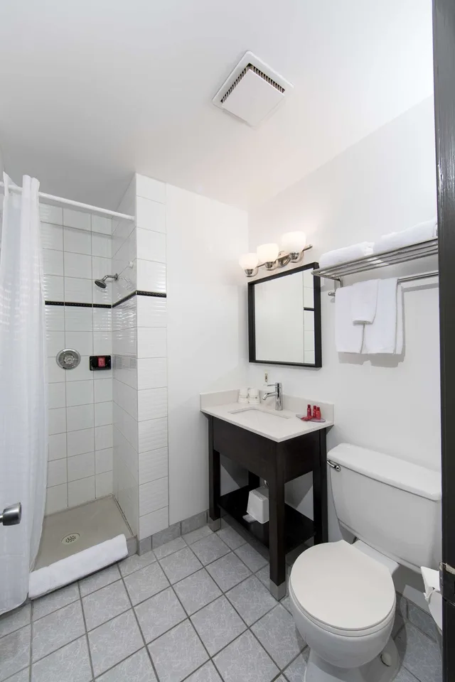 غرفة قياسية بسرير كوين في الطابق الأرضي، SureStay Hotel by Best Western Castlegar 2/3