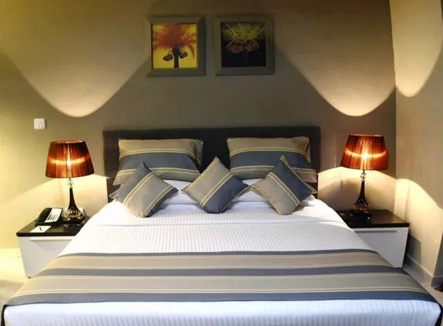 جناح بسرير كينج وسريرين منفصلين وسرير كوين بـ3 غرف نوم، Magnum Hotel and Suites West Bay 1/3