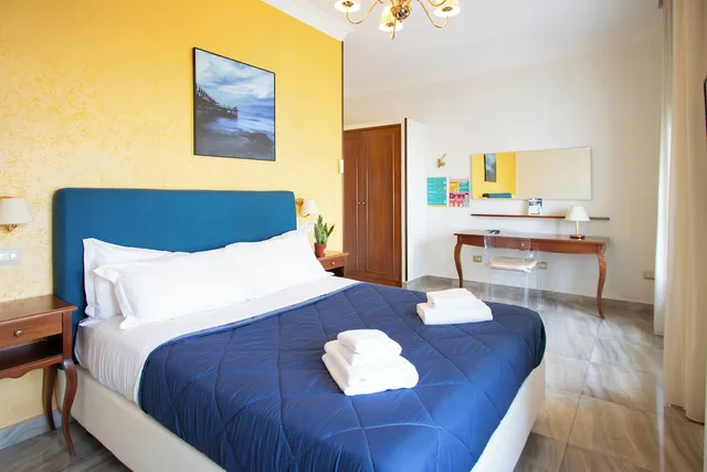 Superior, Double Bed, Ostello Bello Napoli 7/9