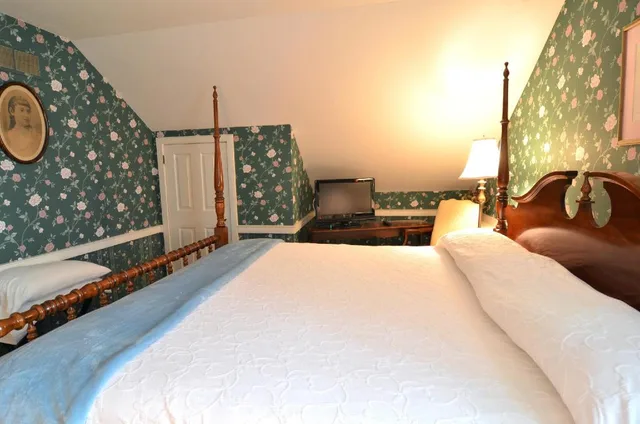 Anthony, Superior, King Bed, Street View, Private Bathroom، Duling Kurtz House and Country In 1/3