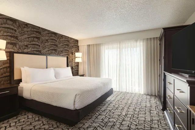 جناح بسرير كينج بشرفة، Embassy Suites by Hilton Fort Lauderdale 17th Street 2/3