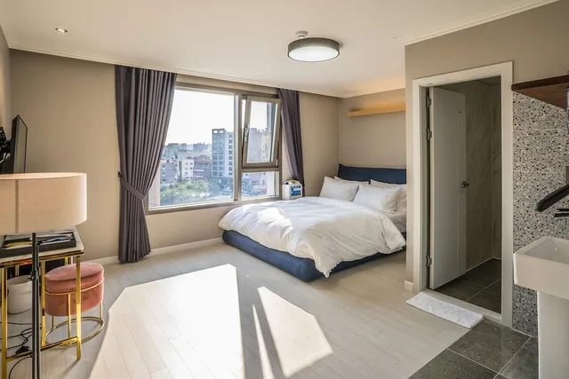 Deluxe, Queen Bed, Cornerstone Hotel 4/4