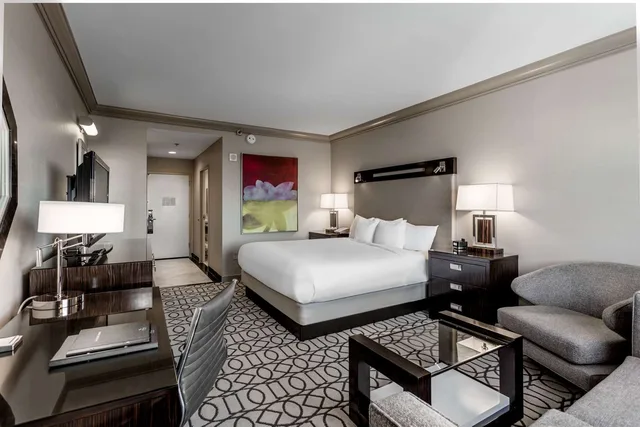 غرفة بسرير كينج بحوض استحمام، Hilton Columbus At Easton 1/1