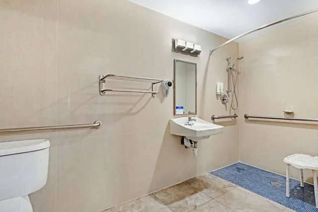 غرفة بسرير كينج لذوي الإعاقة، Quality Inn and Conference Center Tampa-Brandon 5/6