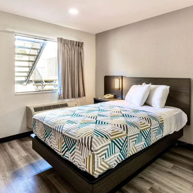 1 Full Bed Mobility Access Ri Shwr, Nsmk، Motel6 Carlsbad, CA - Near Legoland 1/8