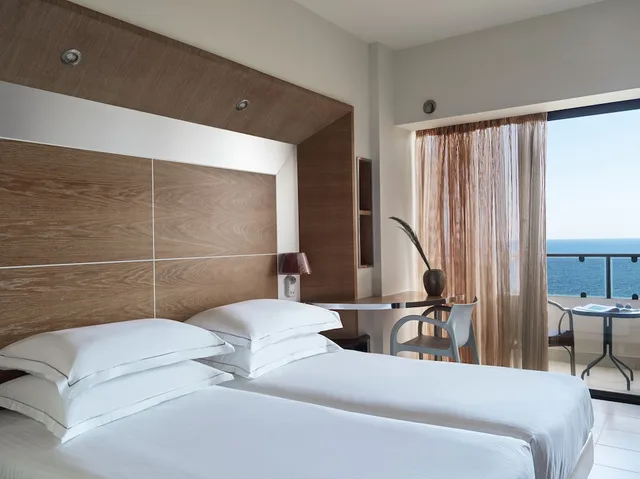 غرفة قياسية بسرير مزدوج بإطلالة على البحر، Esperos Palace Resort & Spa 1/7