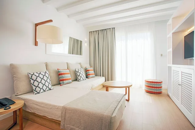 شقة بريميوم عائلية بسرير مزدوج بغرفة نوم واحدة مع أريكة، Grupotel Aldea Cala n Bosch 2/3