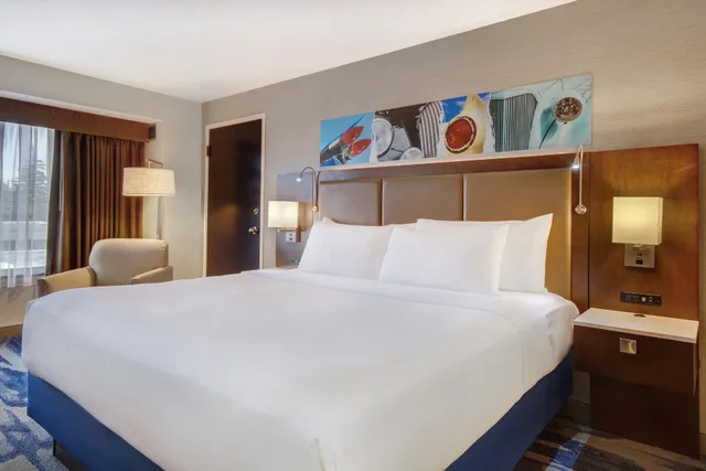 Room, King Bed, Accessible, Crowne Plaza Auburn Hills 6/10