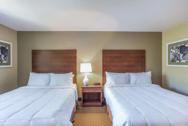 غرفة قياسية بسريرين كوين في الملحق في الطابق العلوي، Quality Inn & Suites Gorham White Mountains 1/7