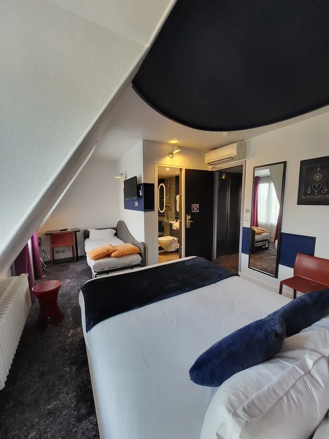 غرفة عائلية رباعية بسرير مزدوج وسريرين منفصلين، Accueil Hotel Paris Pigalle Montmartre 1/10