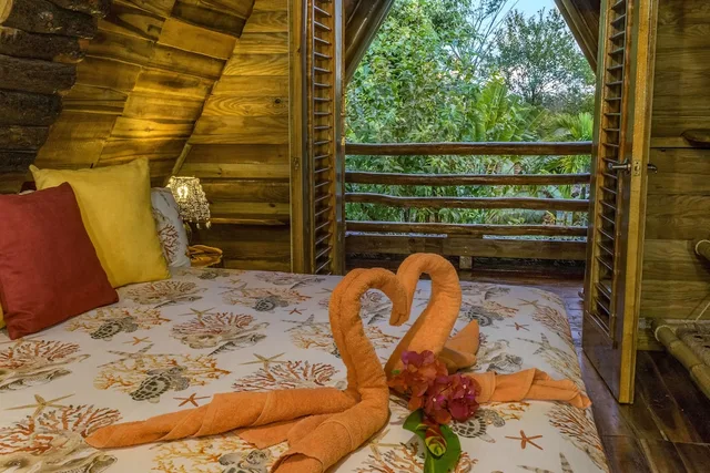 شاليه سيغنتشر بسريرين كينج وسرير فردي بإطلالة على المسبح بغرفة نوم واحدة بمسبح خاص، Chalet Tropical Village B&amp;B 2/4