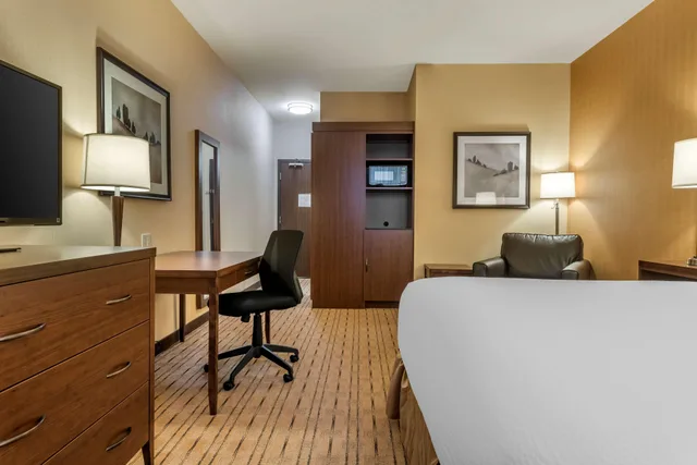 غرفة بسرير مزدوج، Best Western Plus Bathurst Hotel Suites 2/6