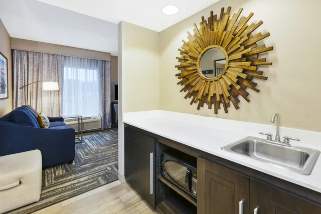 غرفة بسرير كينج مع أريكة لذوي الإعاقة، Hampton Inn & Suites Wells-Ogunquit 4/6