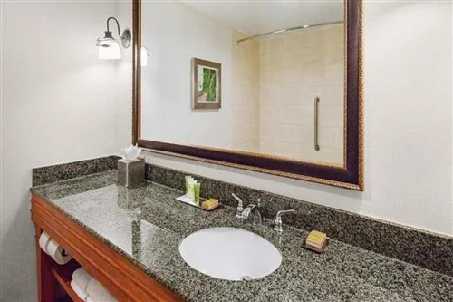 غرفة قياسية، Doubletree by Hilton Raleigh Durham Airport at Research Triangle Park 2/2