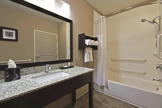 جناح ديلوكس تنفيذي بسرير كينج مع أريكة، La Quinta Inn Suites Paducah 3/4