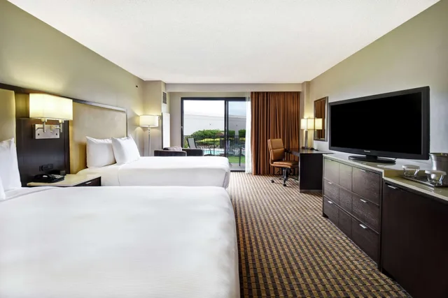 غرفة ديلوكس بسريرين كوين بإطلالة على الحديقة بشرفة، DoubleTree by Hilton Hotel Pleasanton at the Club 1/2