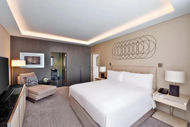 جناح بسرير كينج بغرفة نوم واحدة مع أريكة، Hilton Tanger City Center Hotel And Residences 1/3